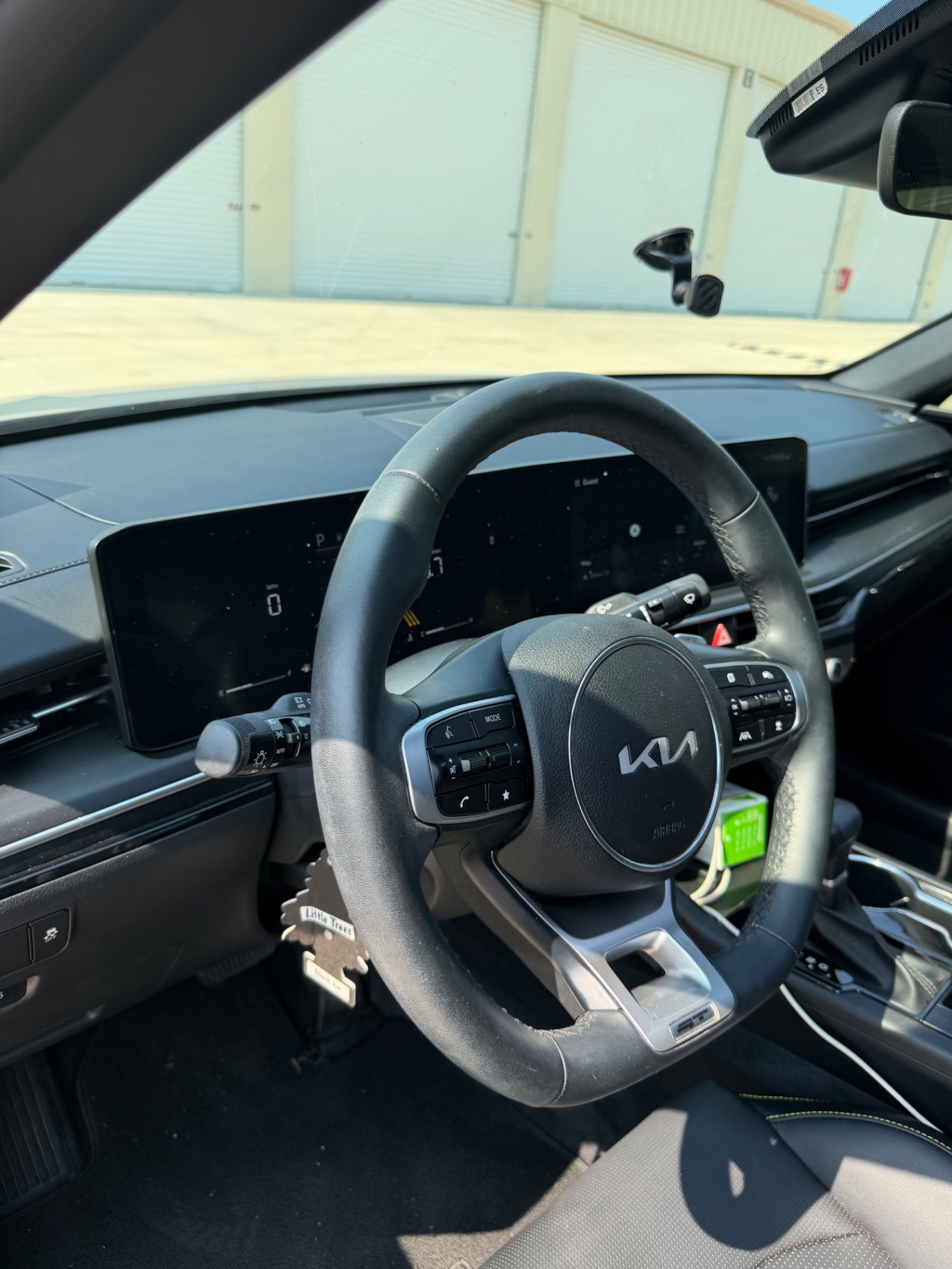 Driver cockpit of the Kia K5 GT