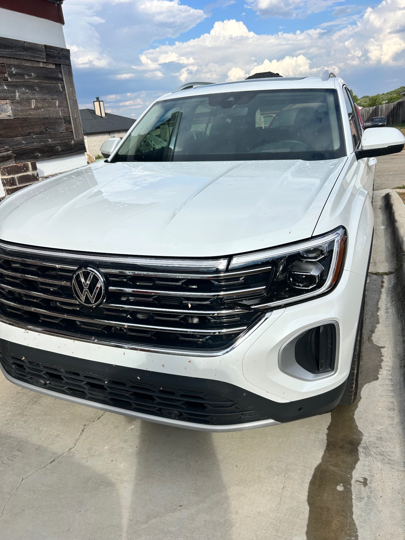 Front grille of the white VW Atlas